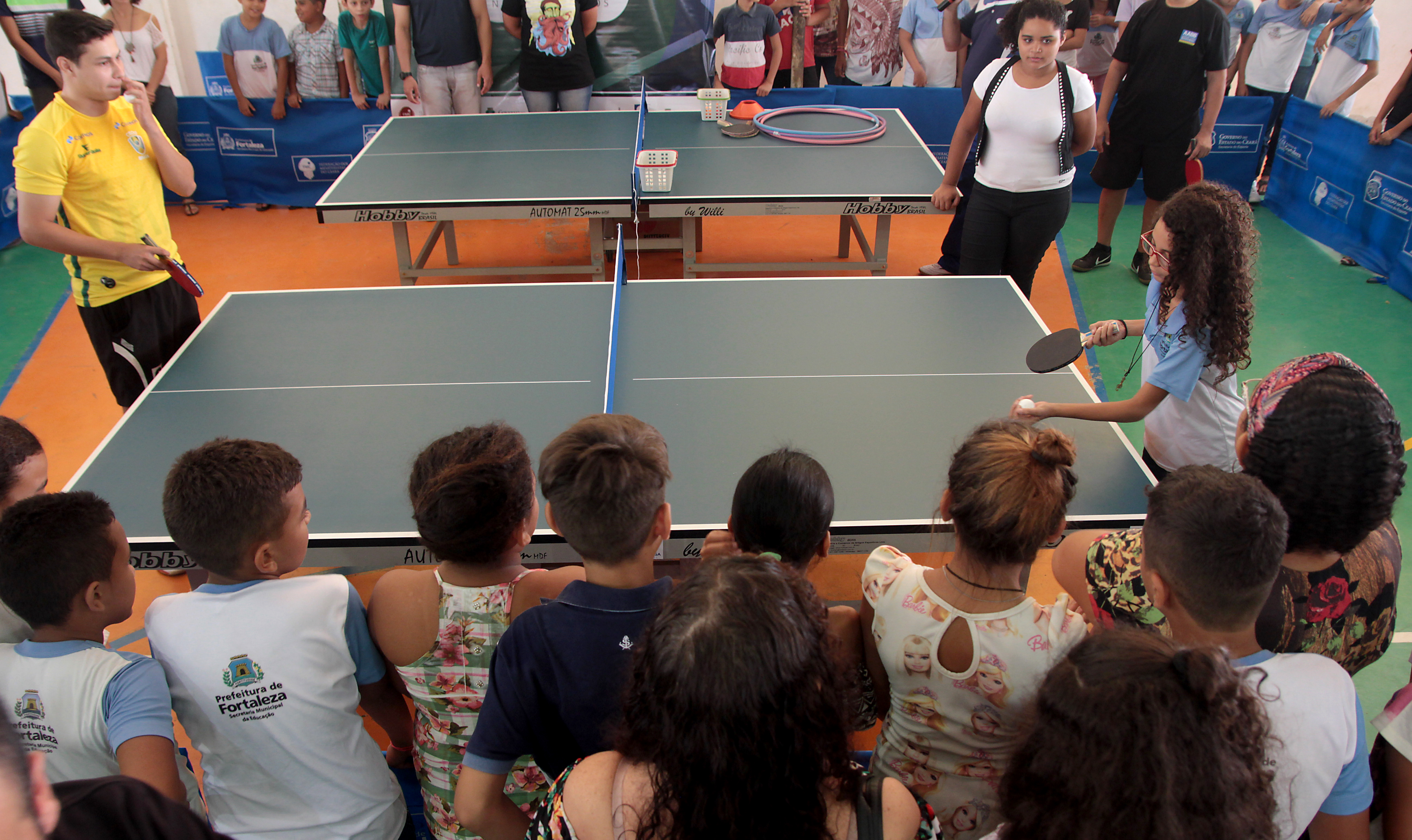 alunos jogando tênis de mesa